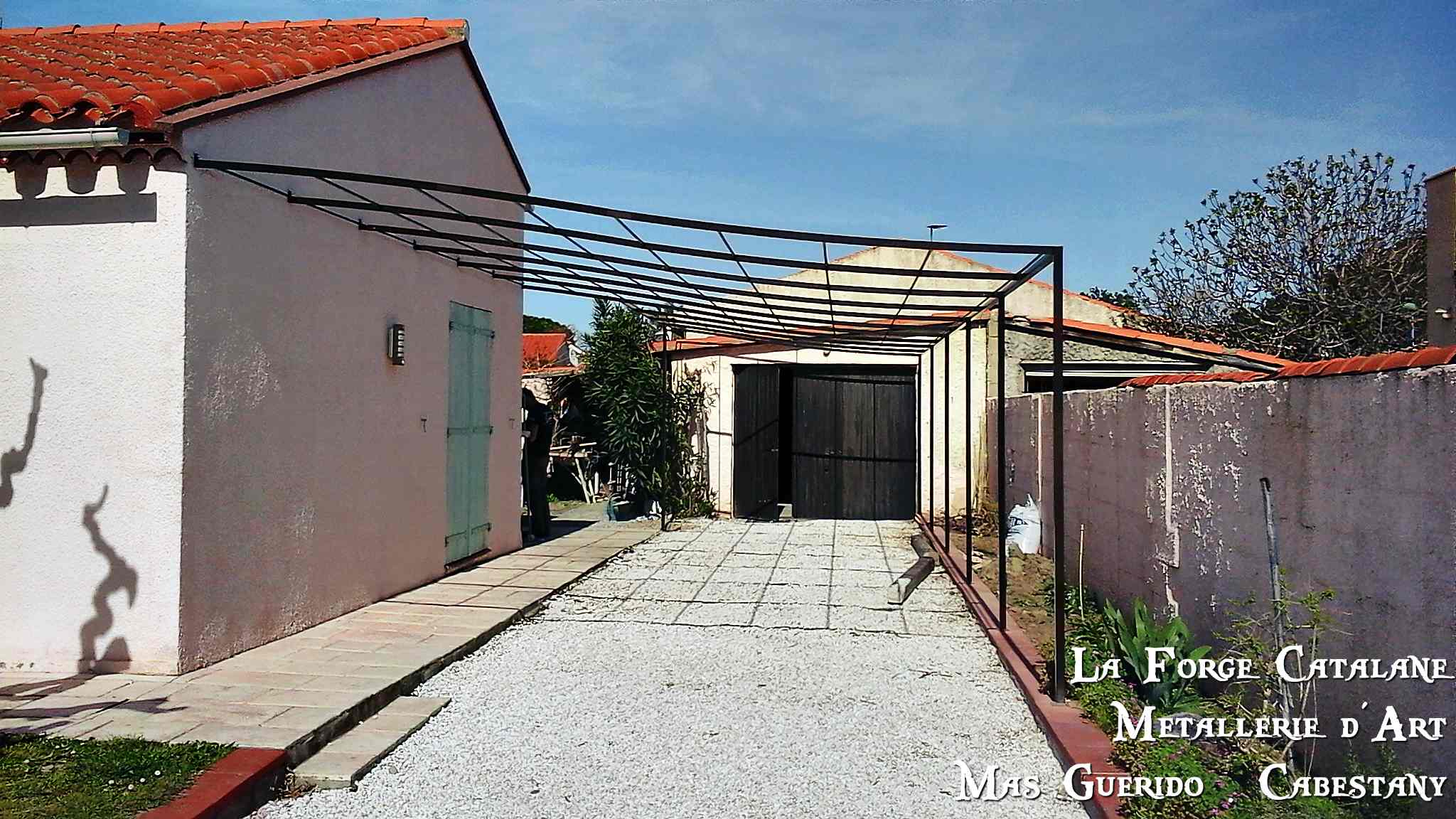 pergola demi chapeau gendarme filant rond abris voiture fer Forge Catalane Cabestany.jpg